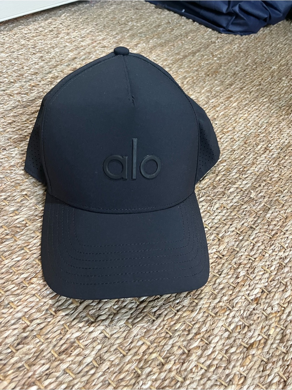 ALO Yoga Men’s Black Embossed Logo Performance Cap